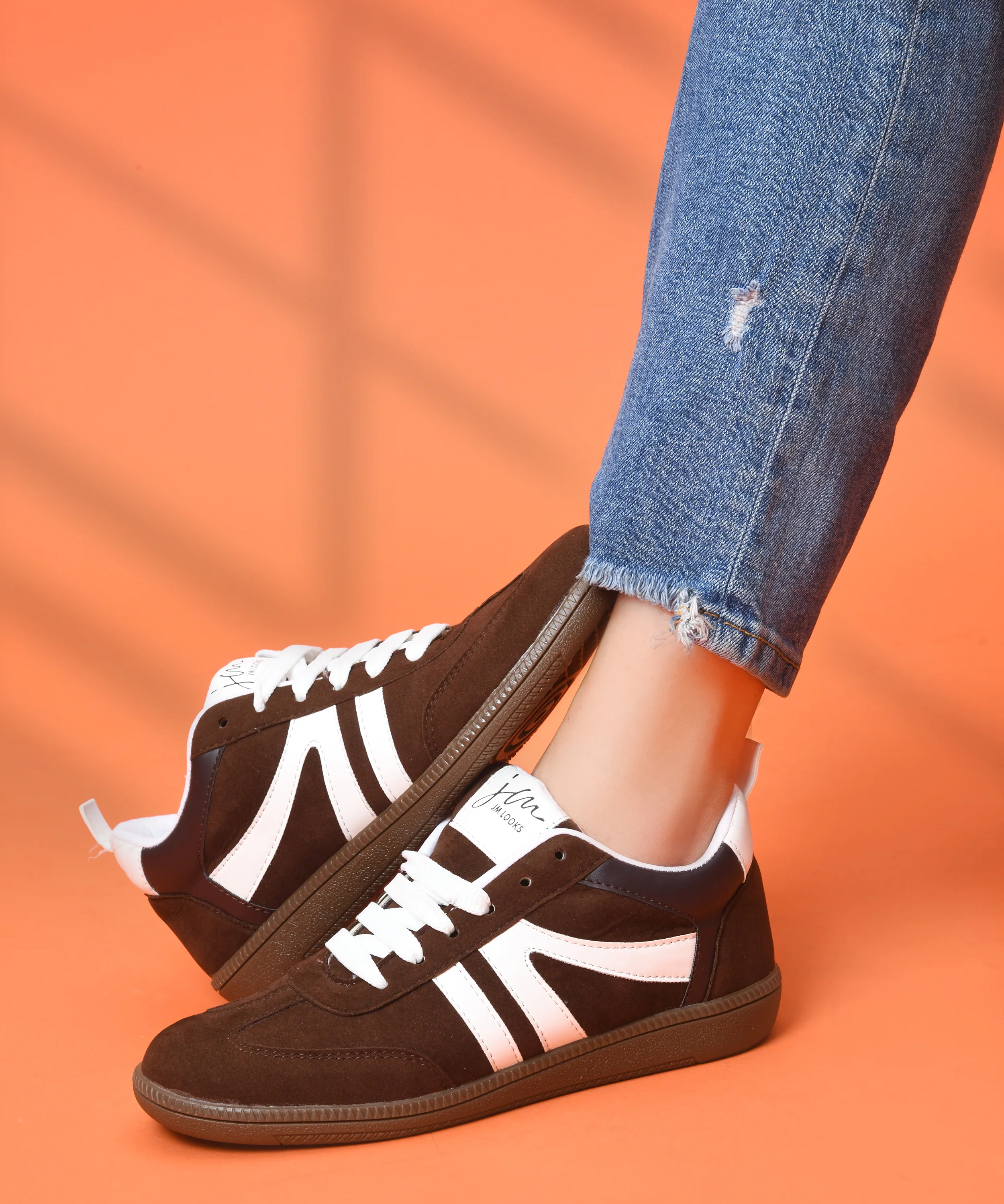 Casual Lace-Up Sneakers with Contrast Stripes - Image 4