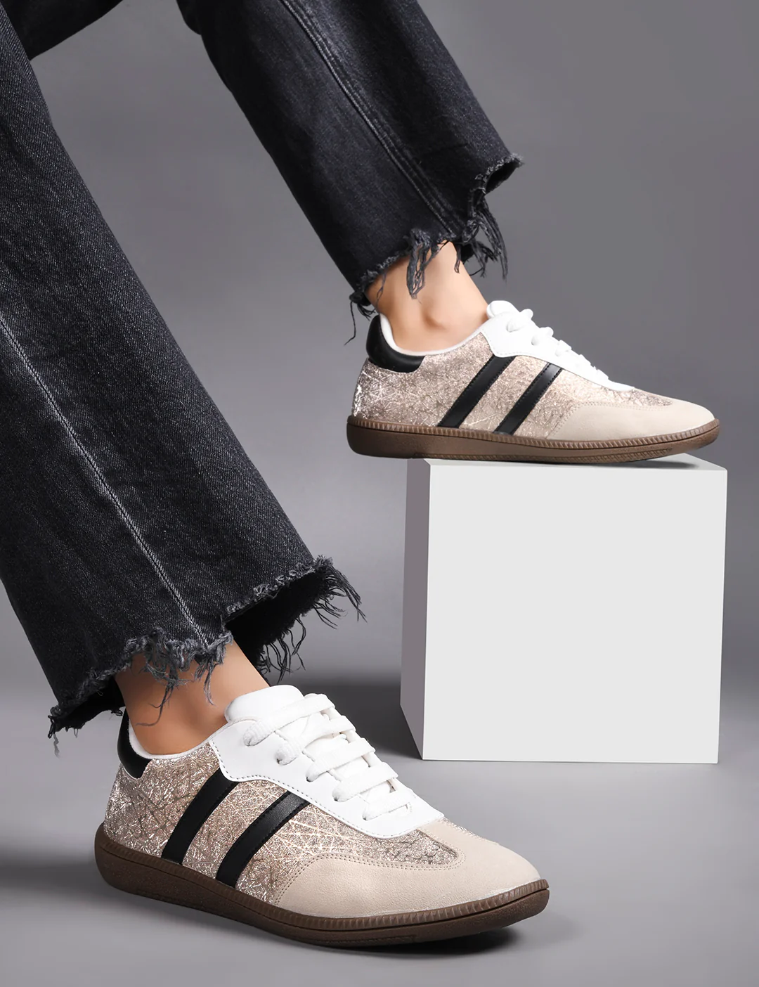 JM Looks Casual Lace-Up Sneakers with Contrasting Stripes - Image 4