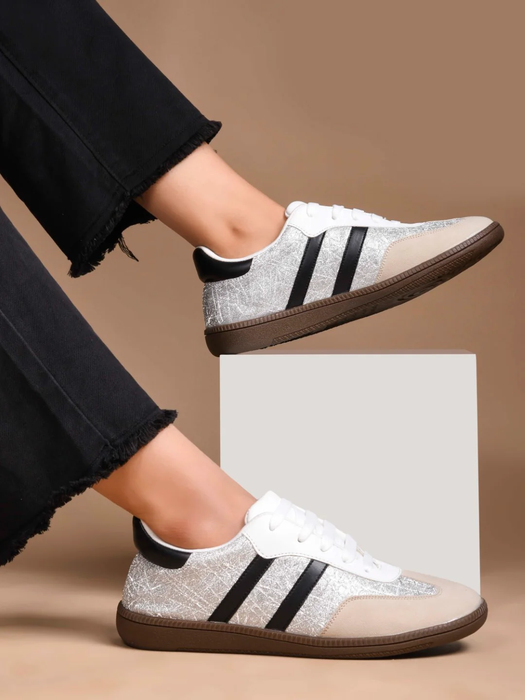 JM Looks Casual Lace-Up Sneakers with Contrasting Stripes - Image 9