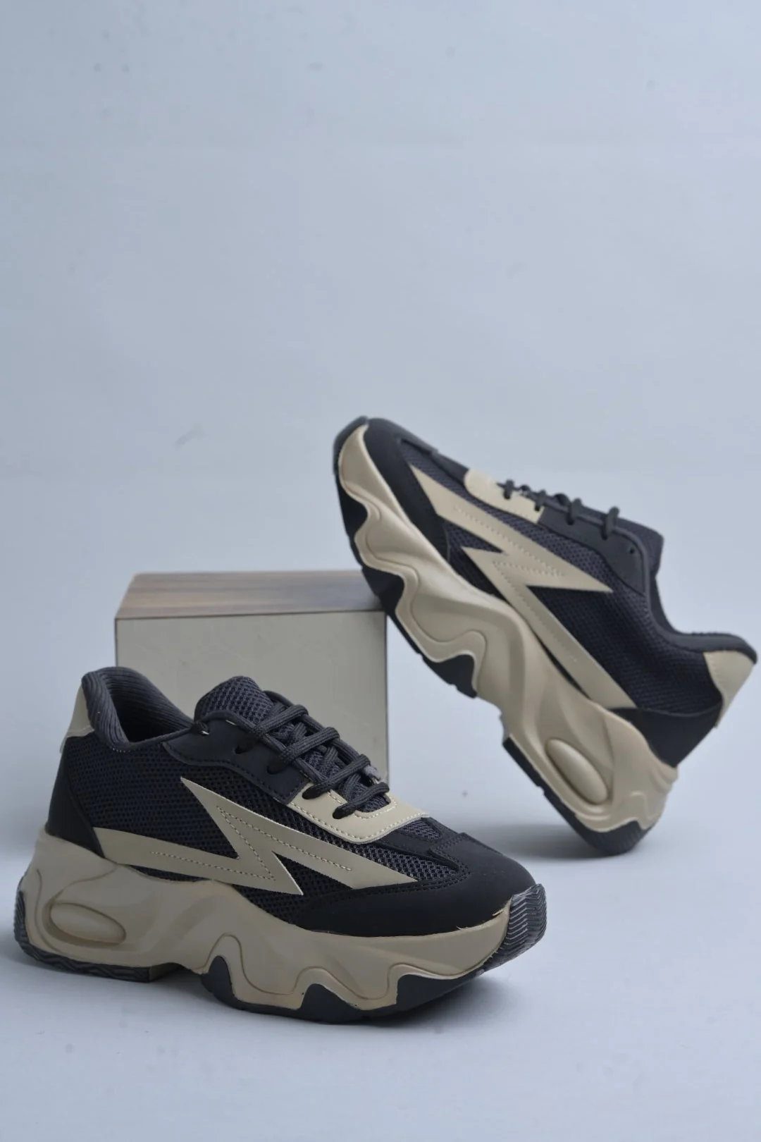 Chunky sole mesh sneakers with bold design - Image 10