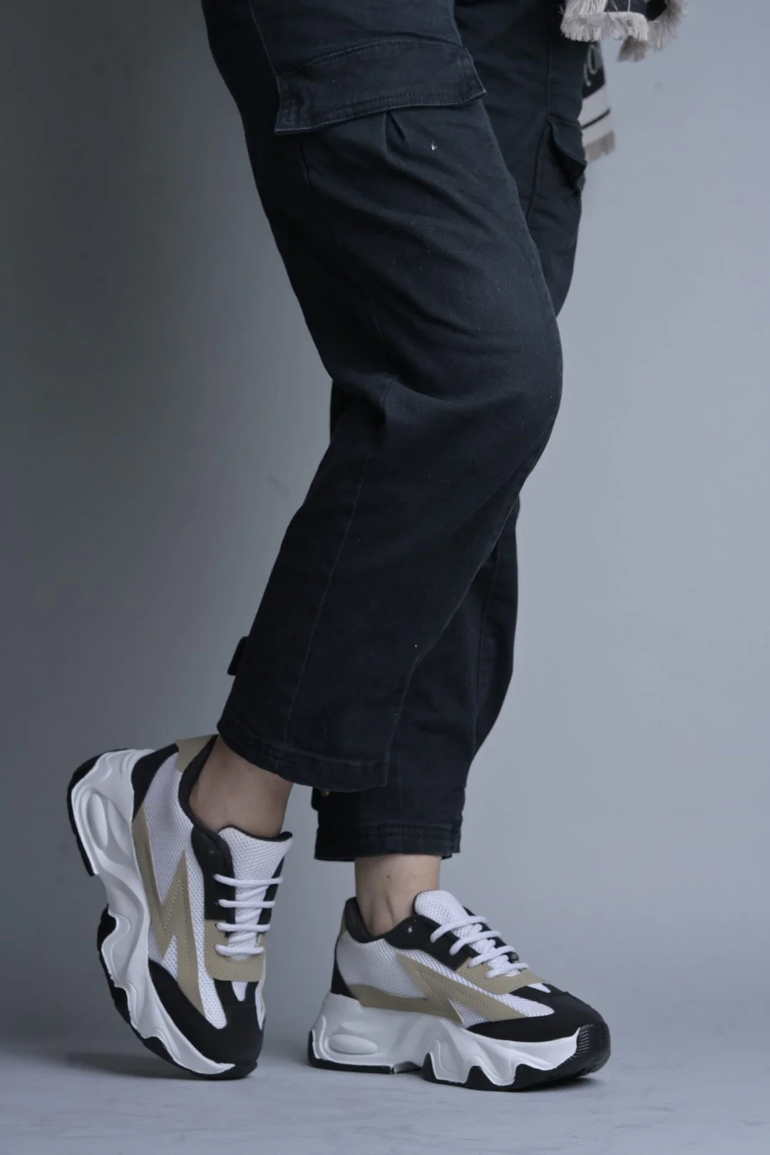 Chunky sole mesh sneakers with bold design - Image 2