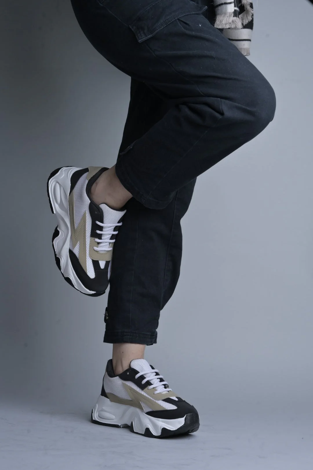Chunky sole mesh sneakers with bold design - Image 3