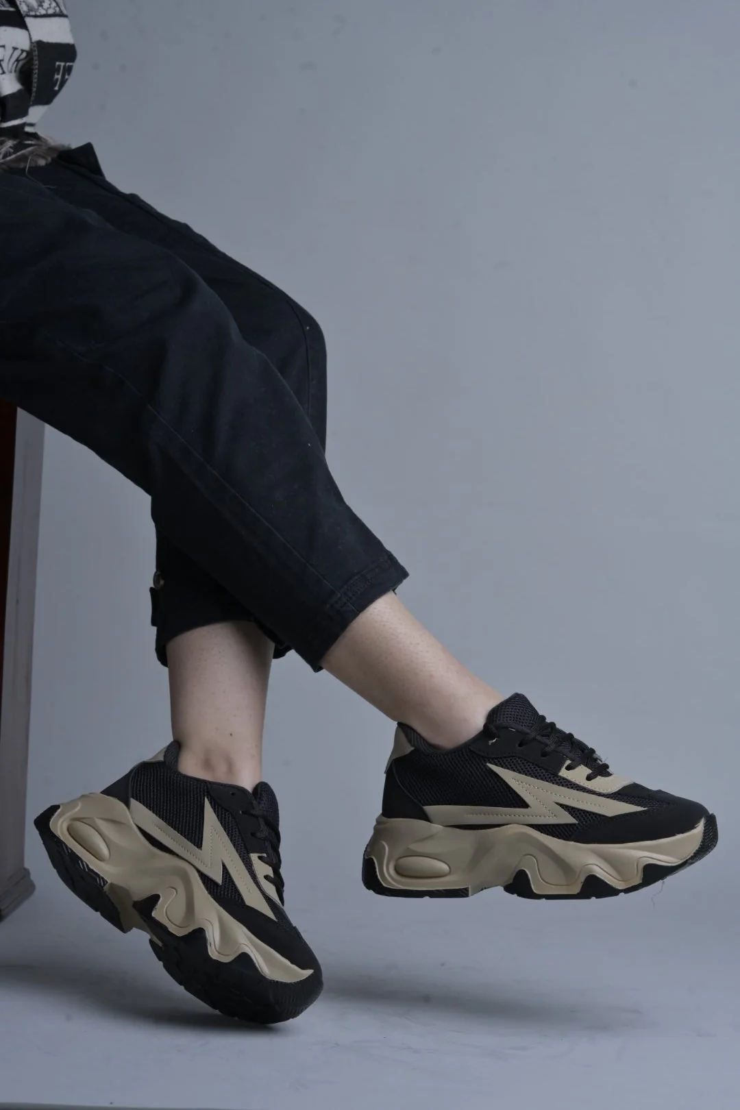 Chunky sole mesh sneakers with bold design - Image 6