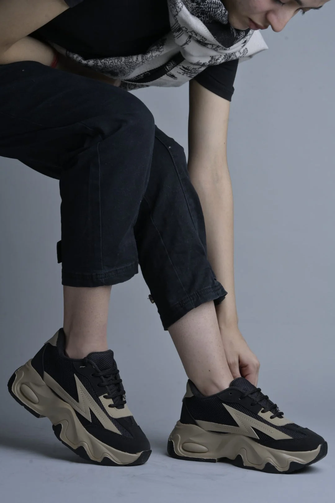 Chunky sole mesh sneakers with bold design - Image 8