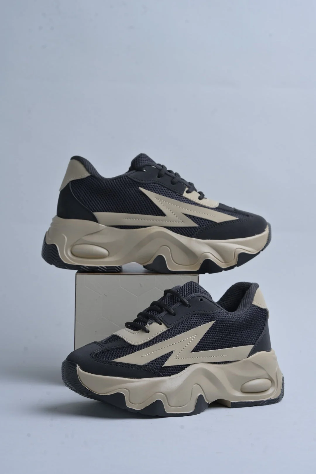 Chunky sole mesh sneakers with bold design - Image 9