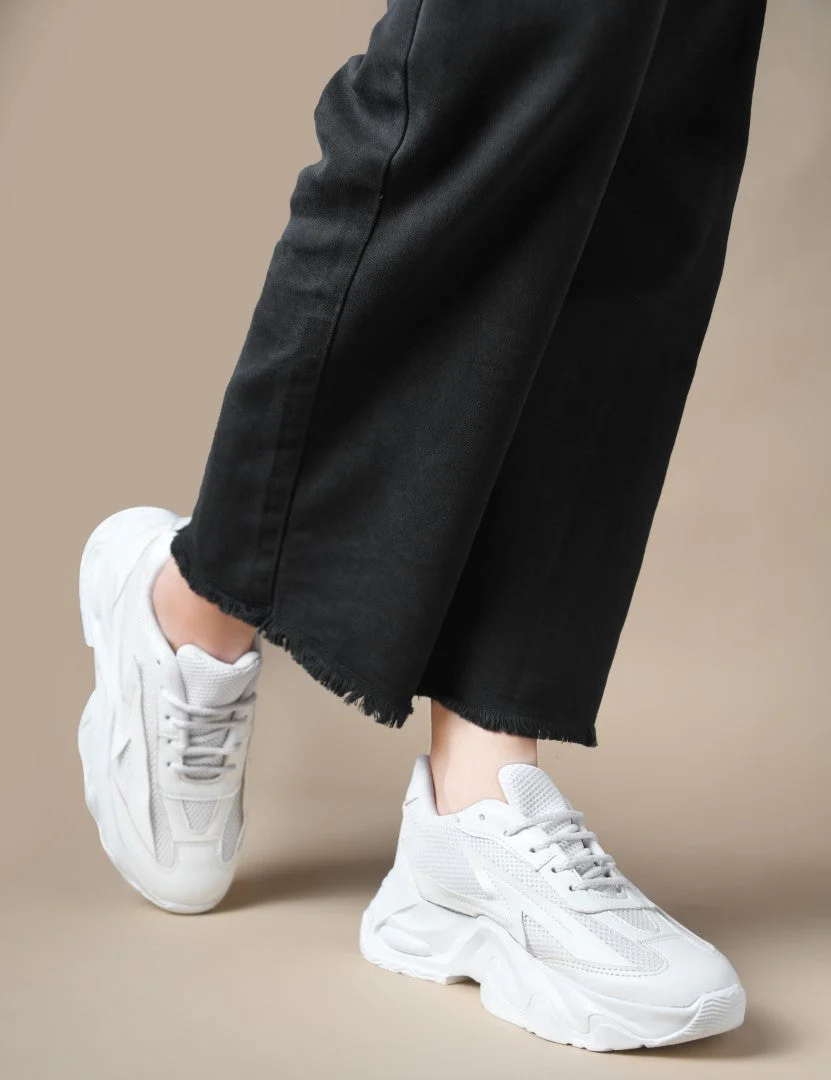 Chunky sole mesh sneakers with bold design - Image 11