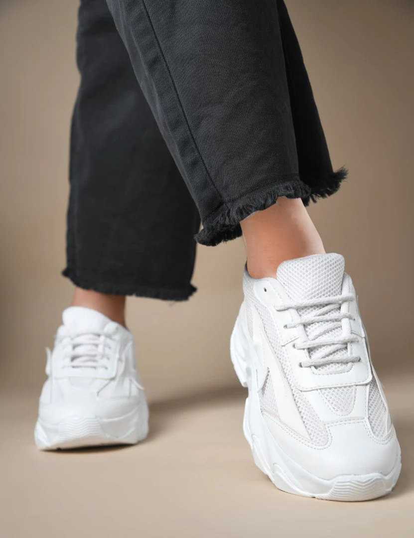 Chunky sole mesh sneakers with bold design - Image 12