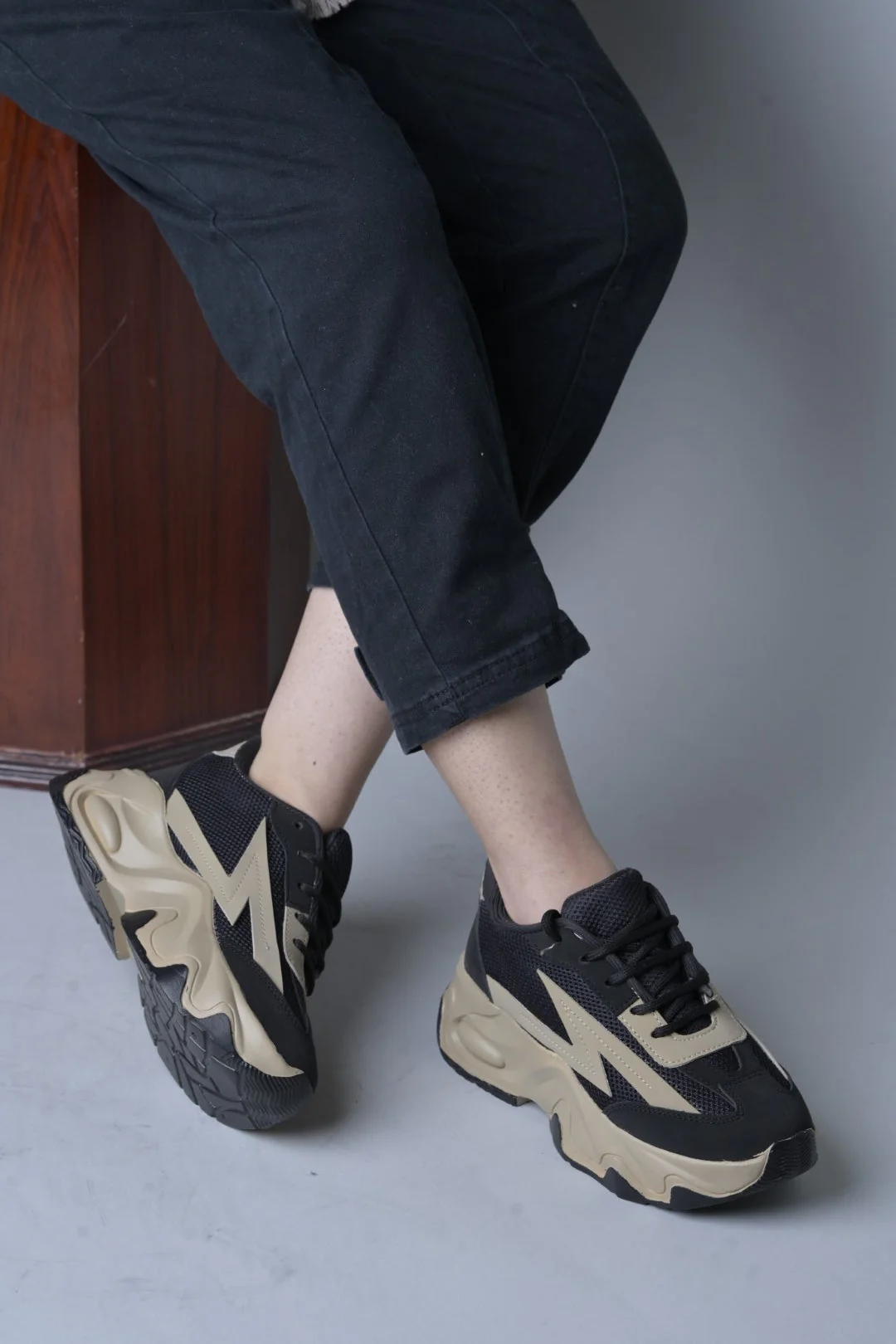 Chunky sole mesh sneakers with bold design - Image 3