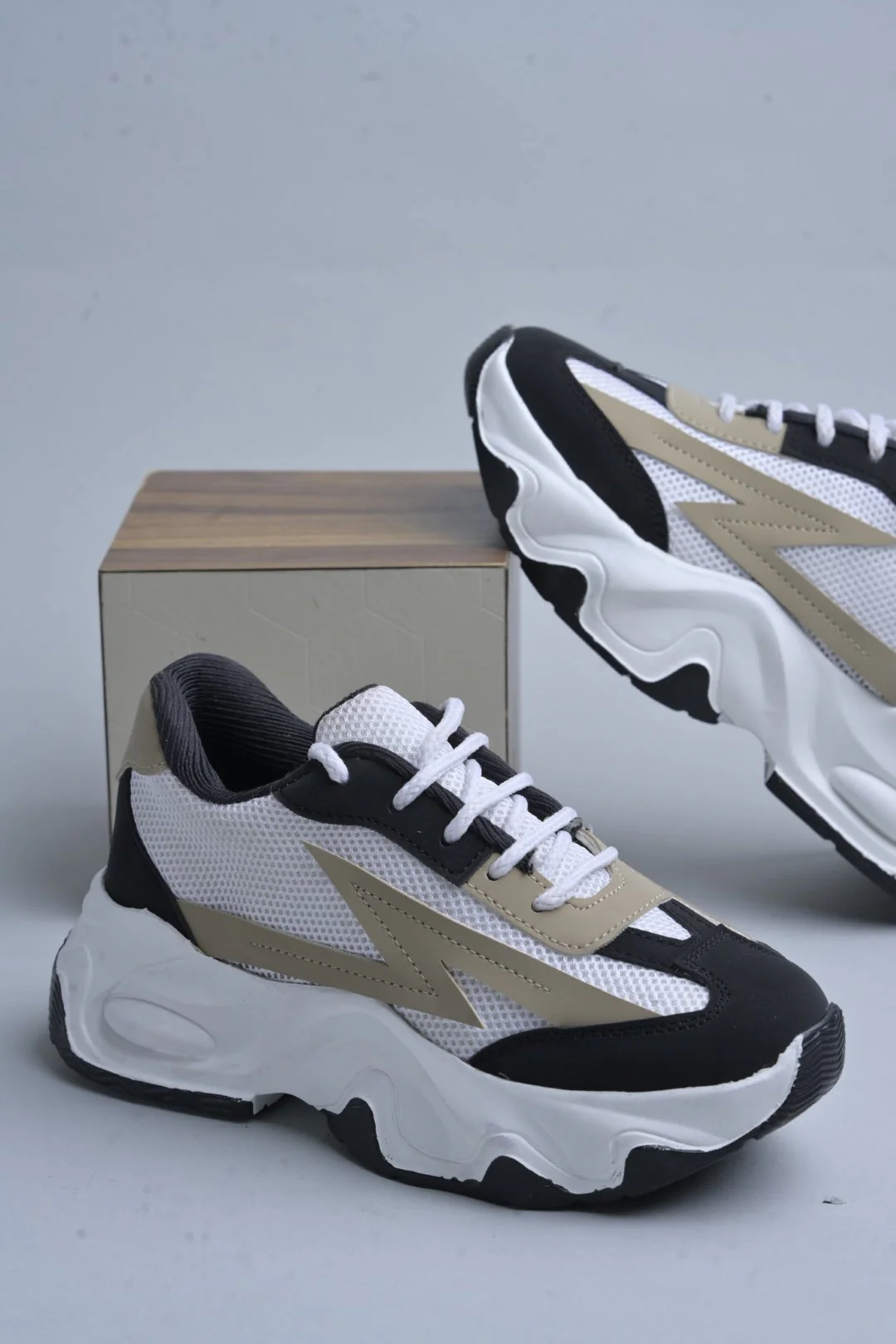 Chunky sole mesh sneakers with bold design - Image 4