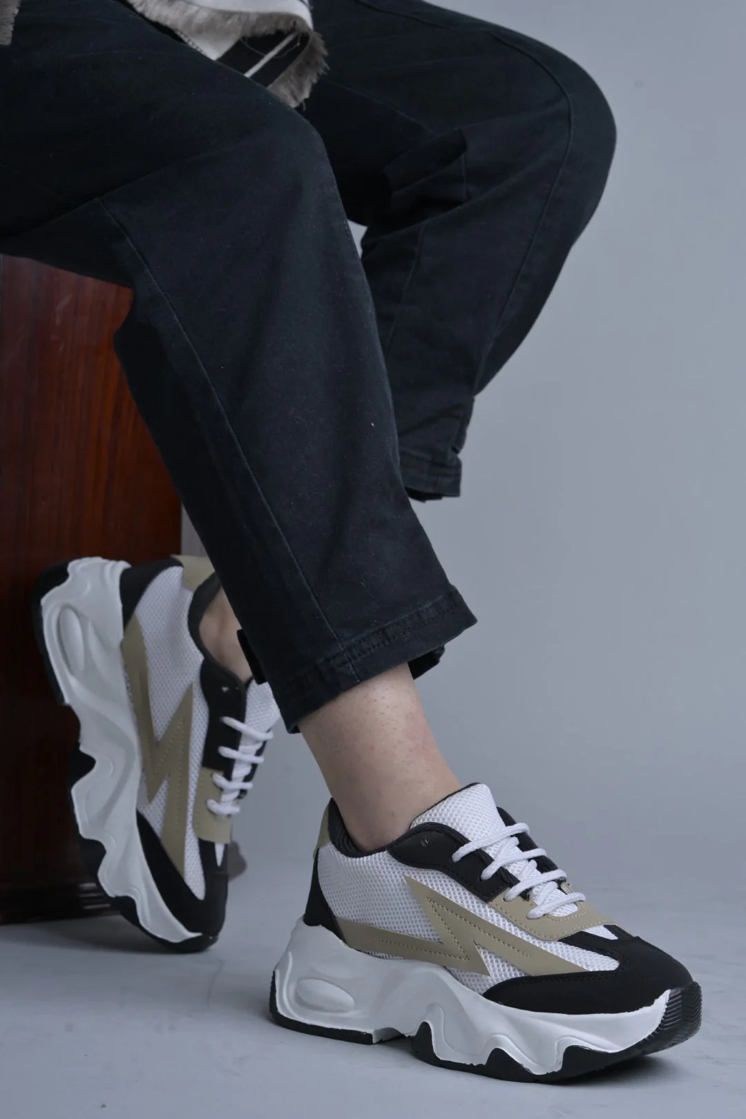 Chunky sole mesh sneakers with bold design - Image 7