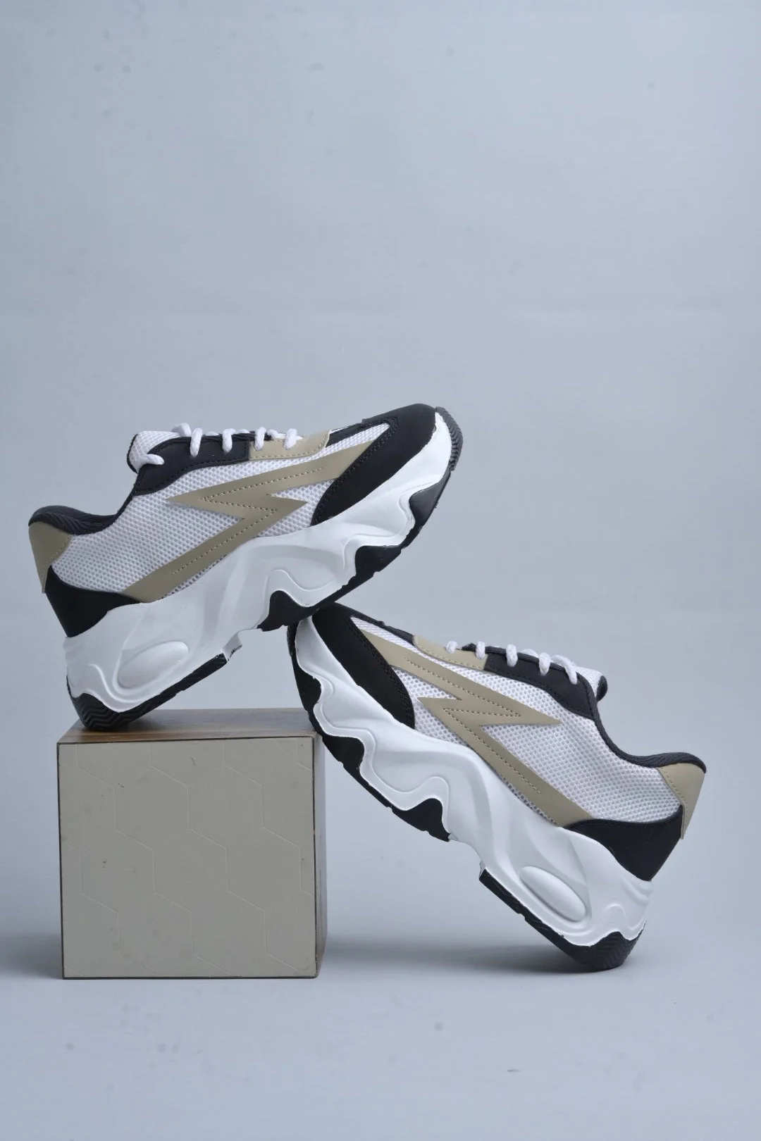 Chunky sole mesh sneakers with bold design - Image 8