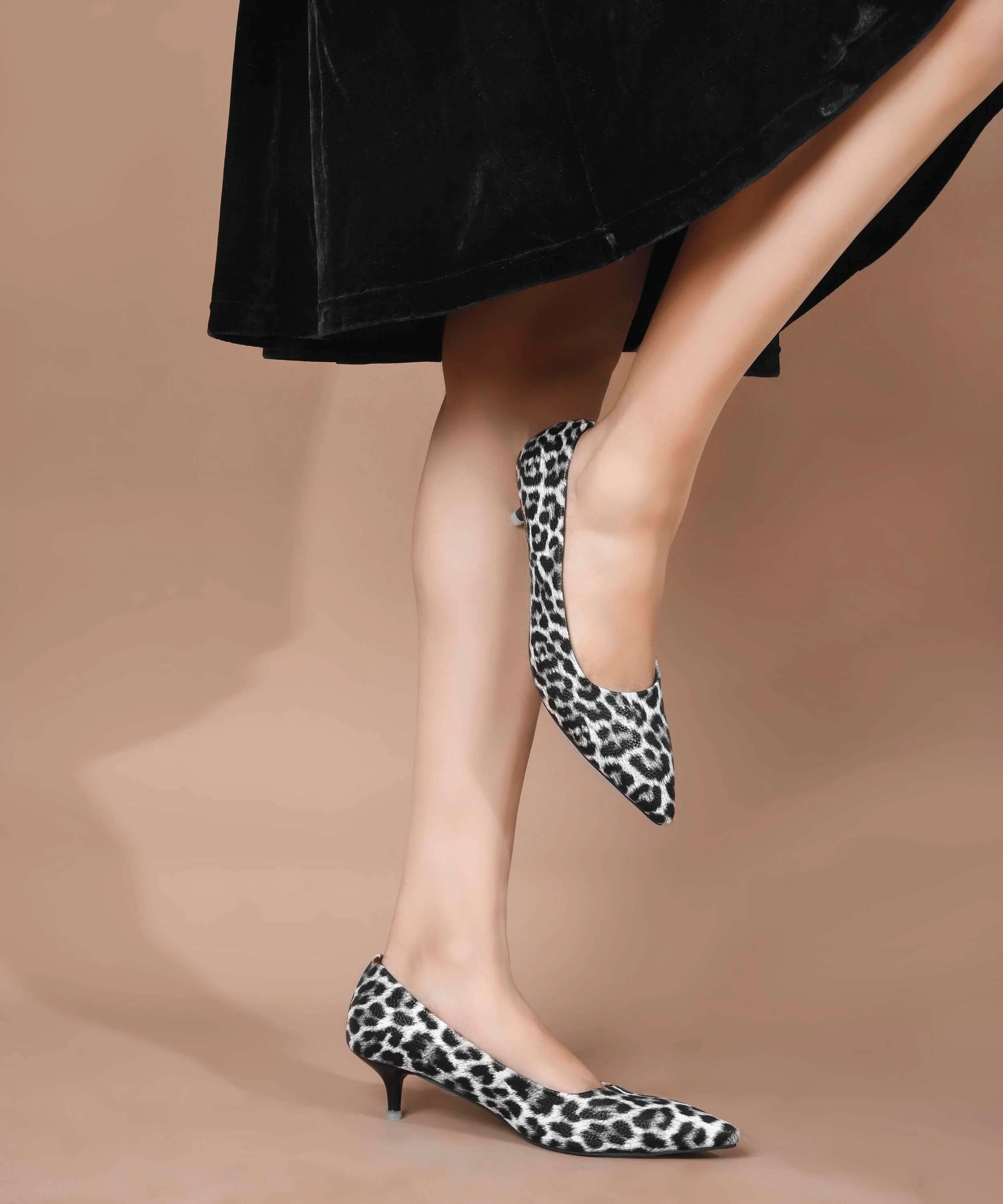 Classic Pointed-Toe Heels with Bold Print - Image 3