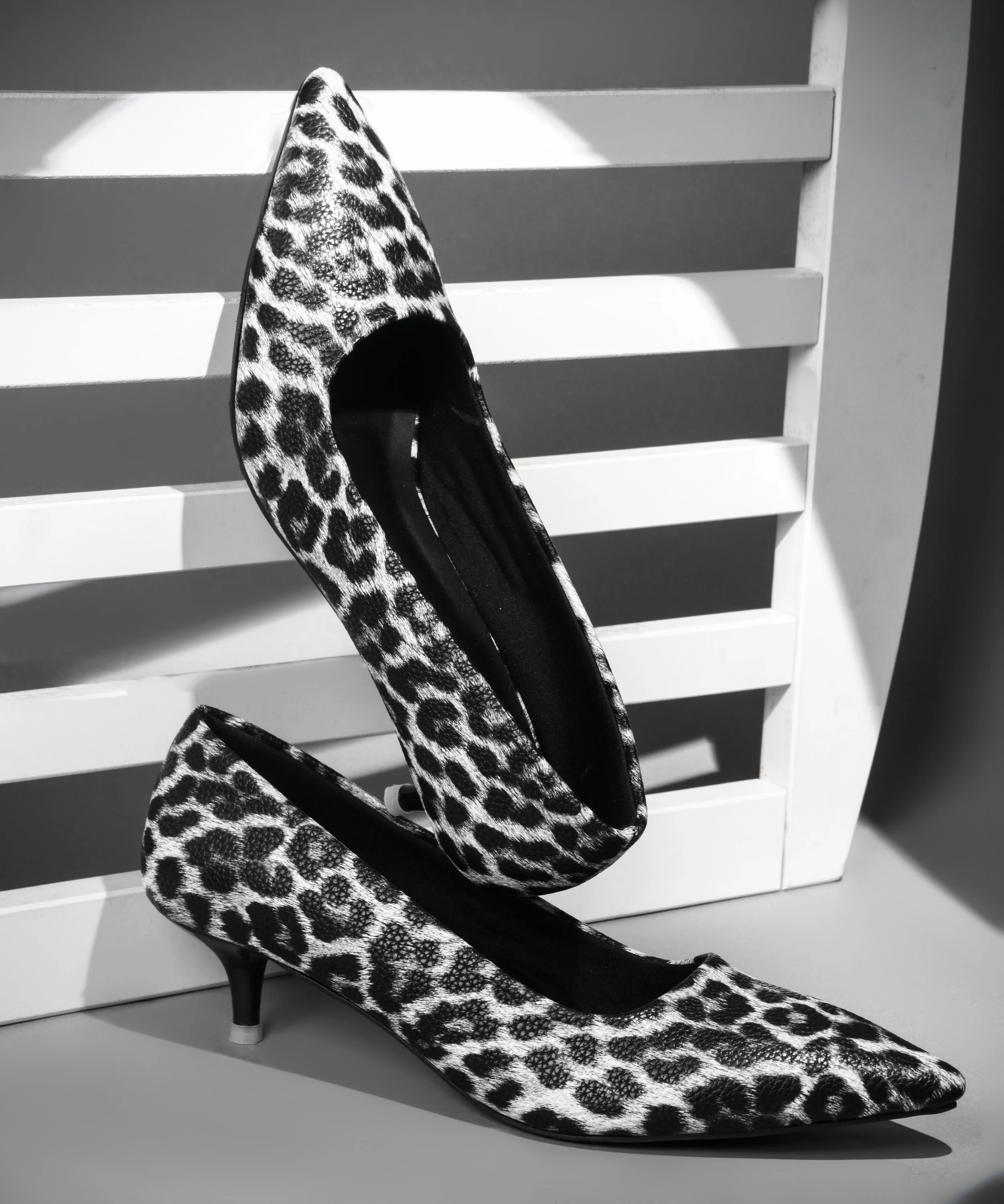 Classic Pointed-Toe Heels with Bold Print - Image 5