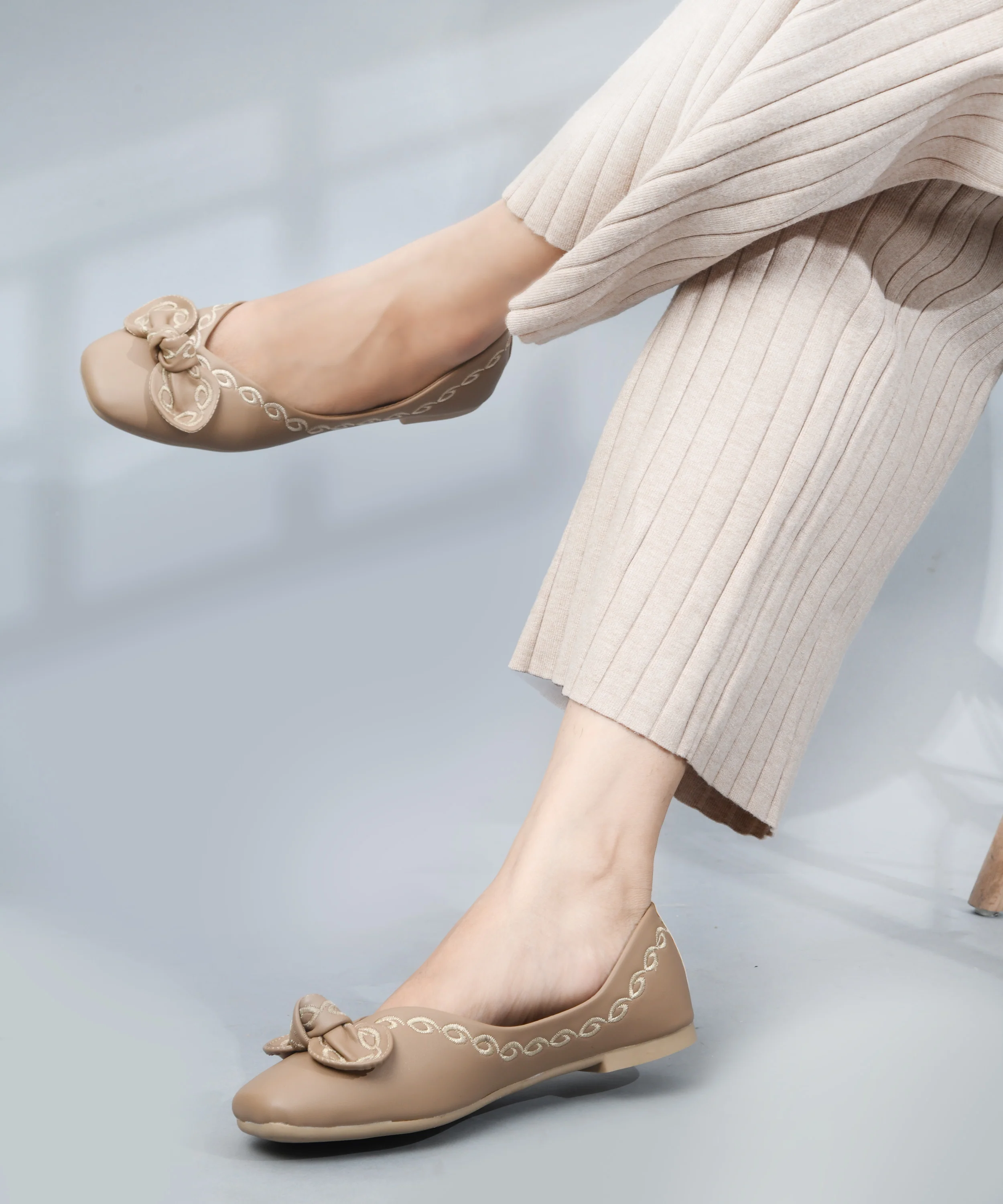 Closed-Toe Ballerina Flats with Bow Detail - Image 2