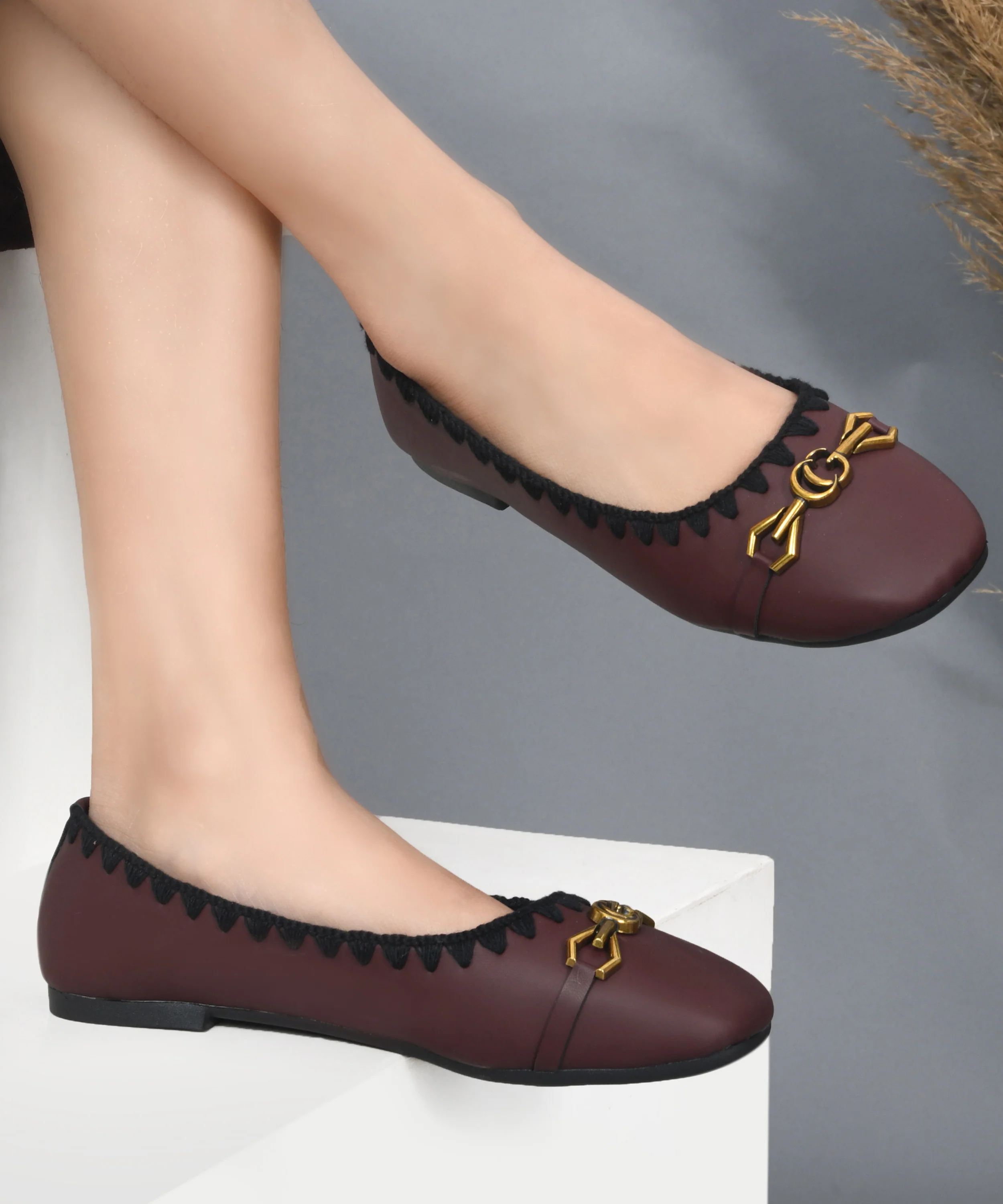 Comfortable Slip-On Loafers with Decorative Chain - Image 2