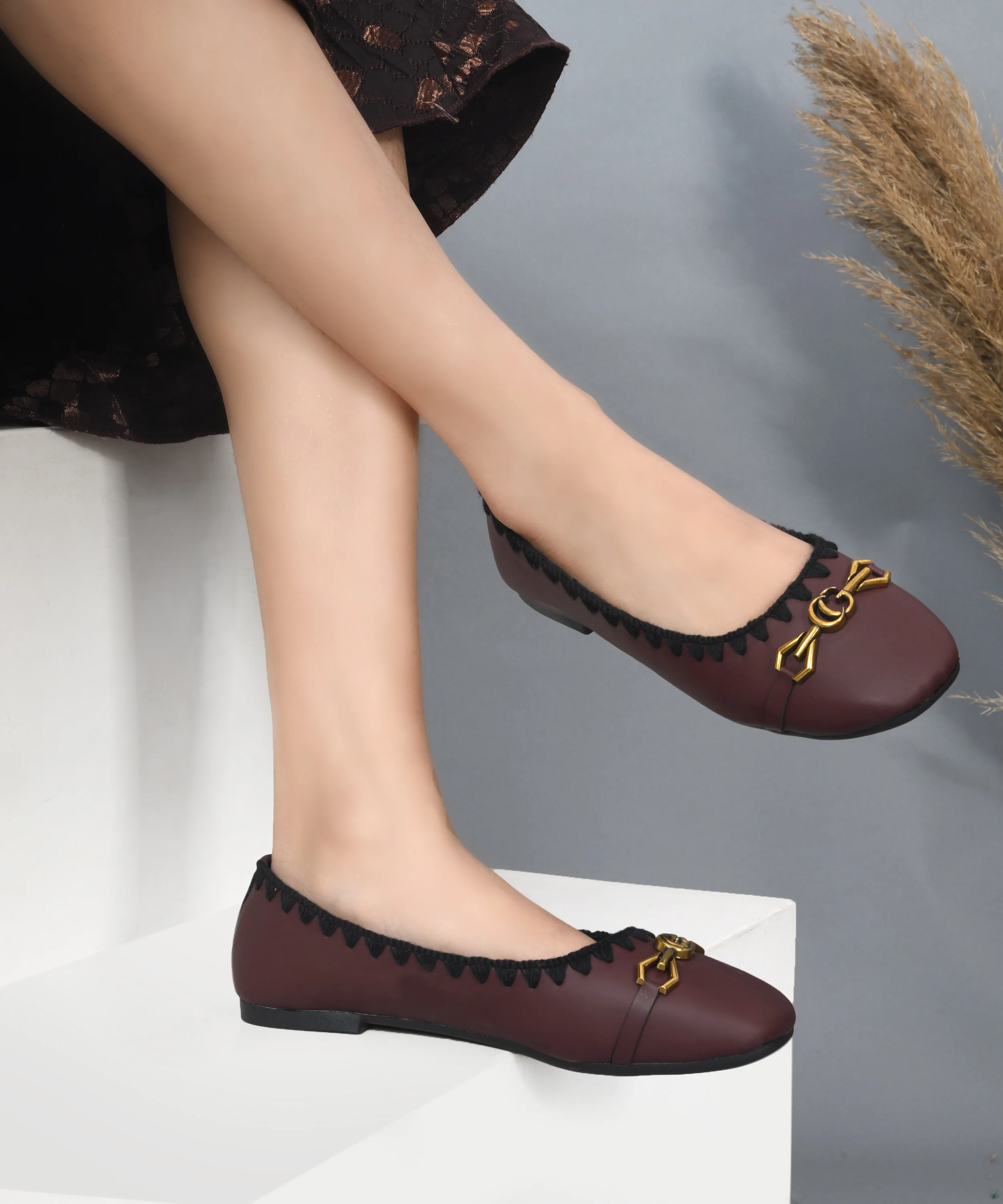 Comfortable Slip-On Loafers with Decorative Chain - Image 4