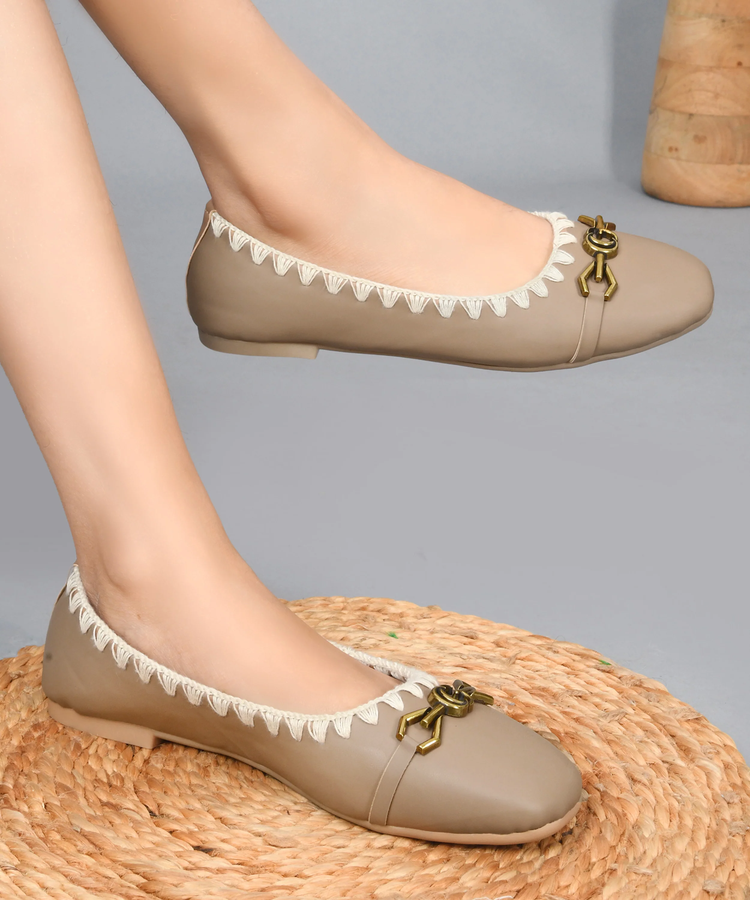 Comfortable Slip-On Loafers with Decorative Chain - Image 8