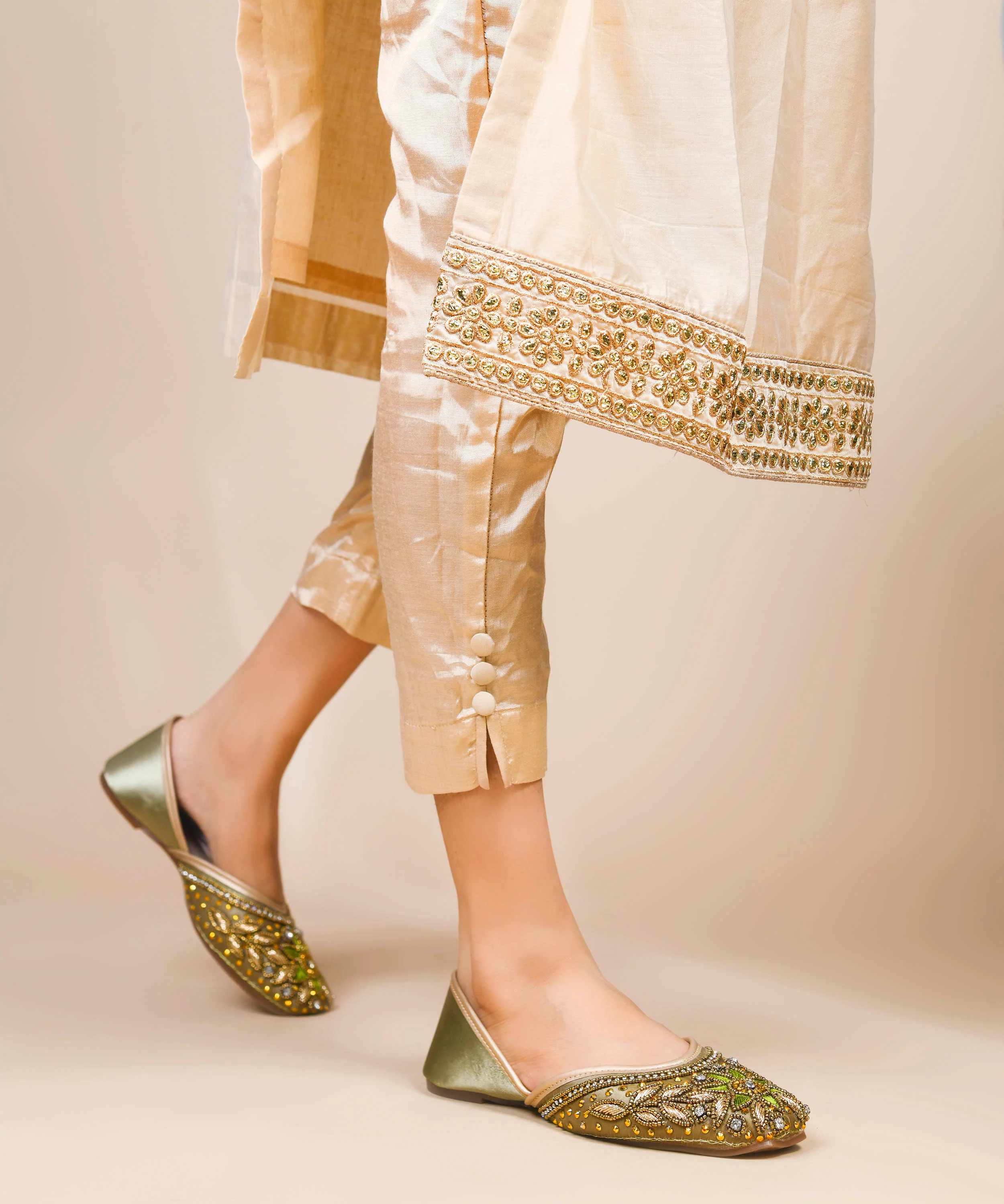 Embellished Floral Ethnic Juttis - Image 2