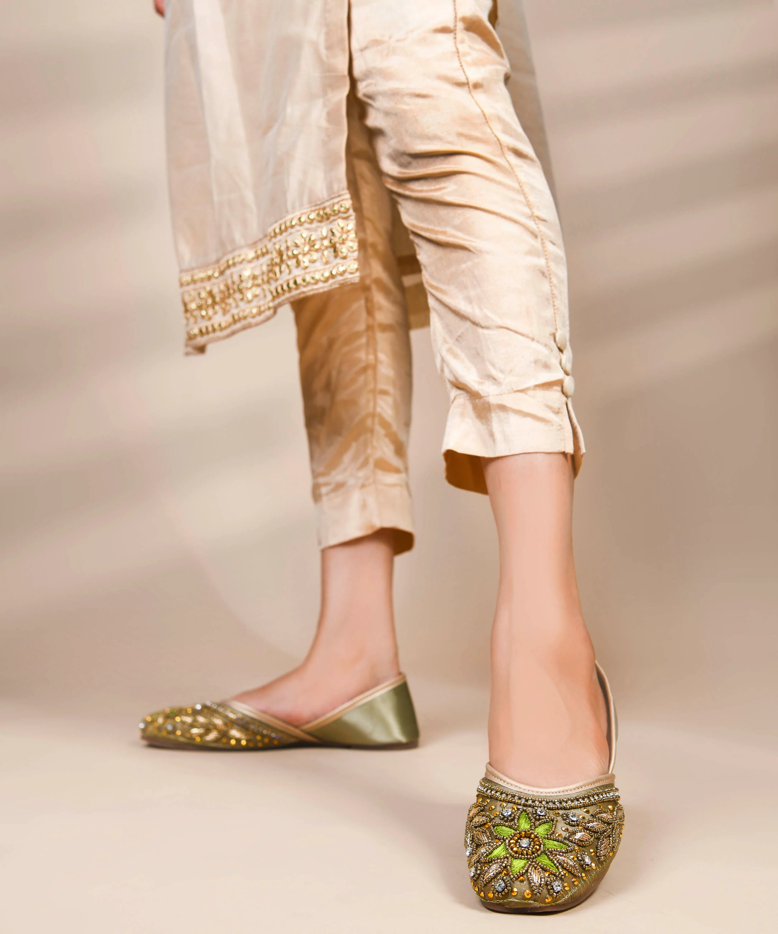 Embellished Floral Ethnic Juttis - Image 4