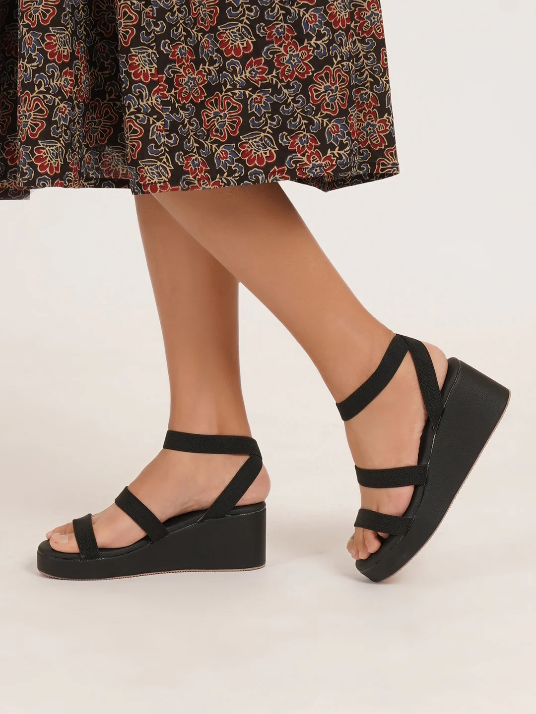 Lightweight Platform Sandals with Stretchable Straps - Image 9