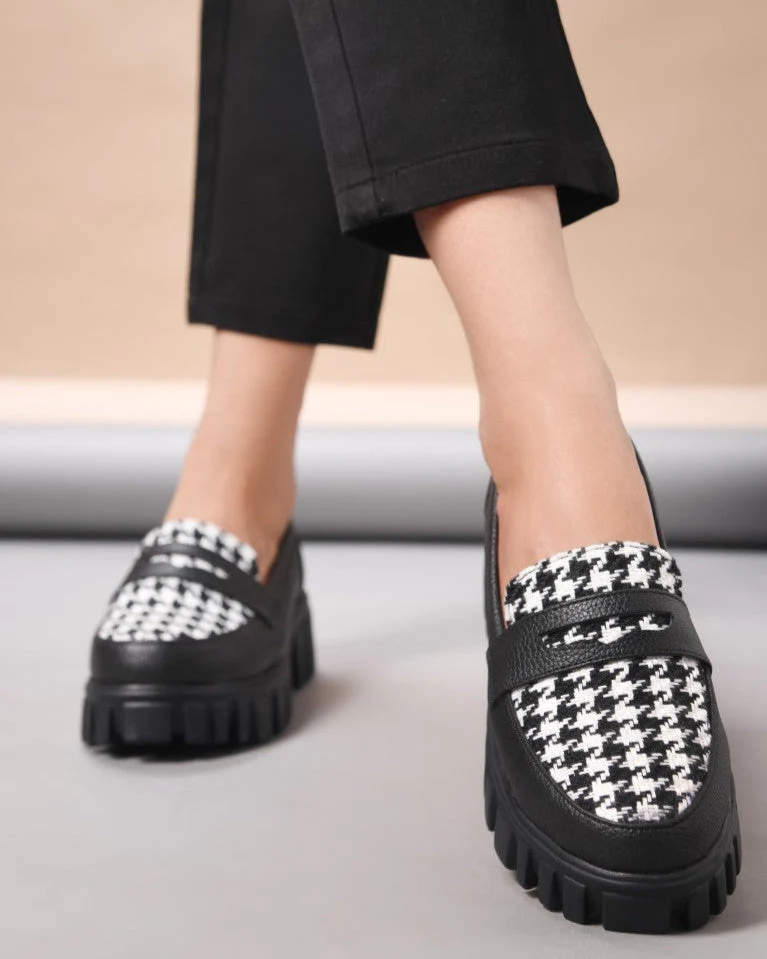 Textured Loafers With Woven Design - Image 8