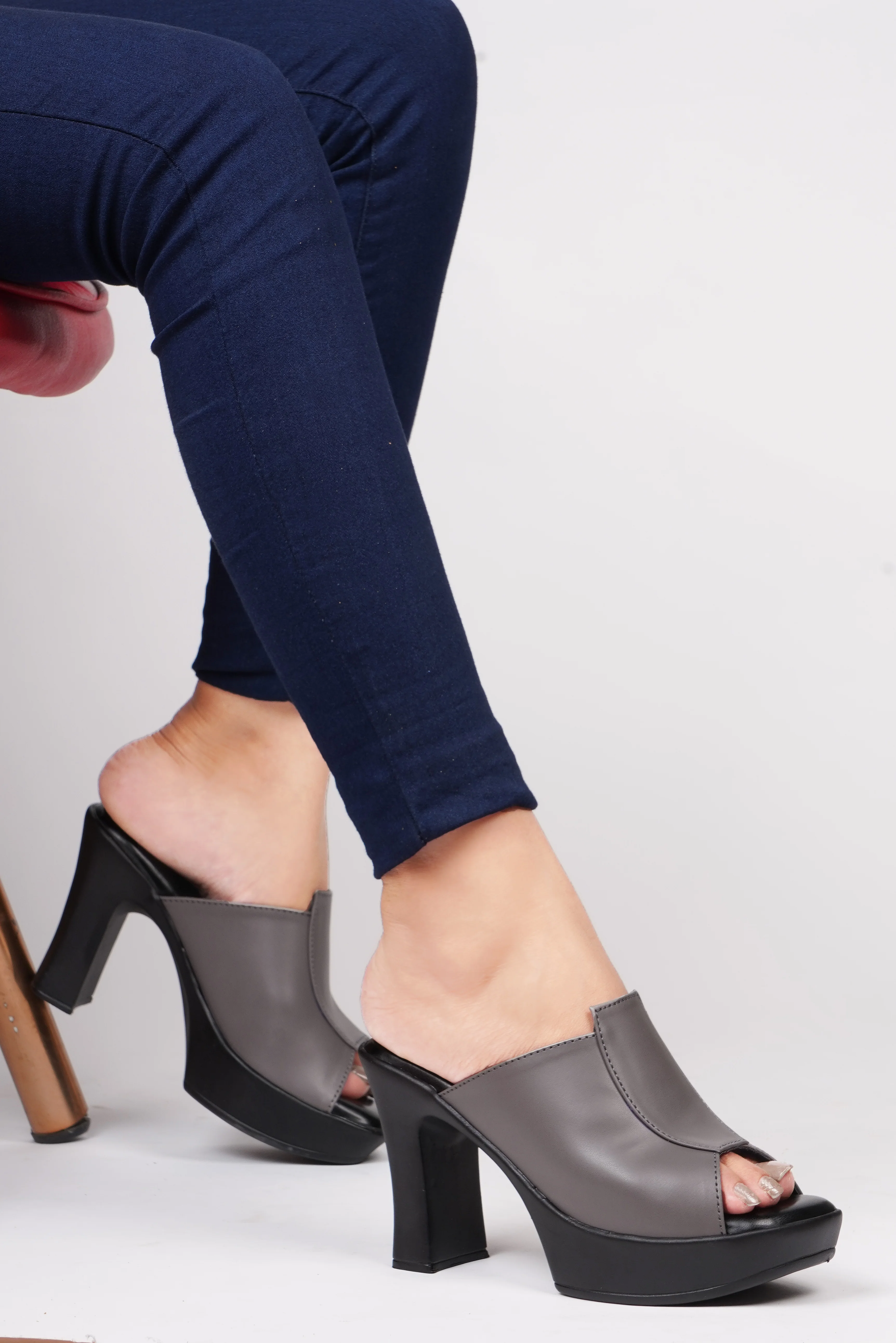 Open-Toe Chunky Heeled Sandals - Image 9