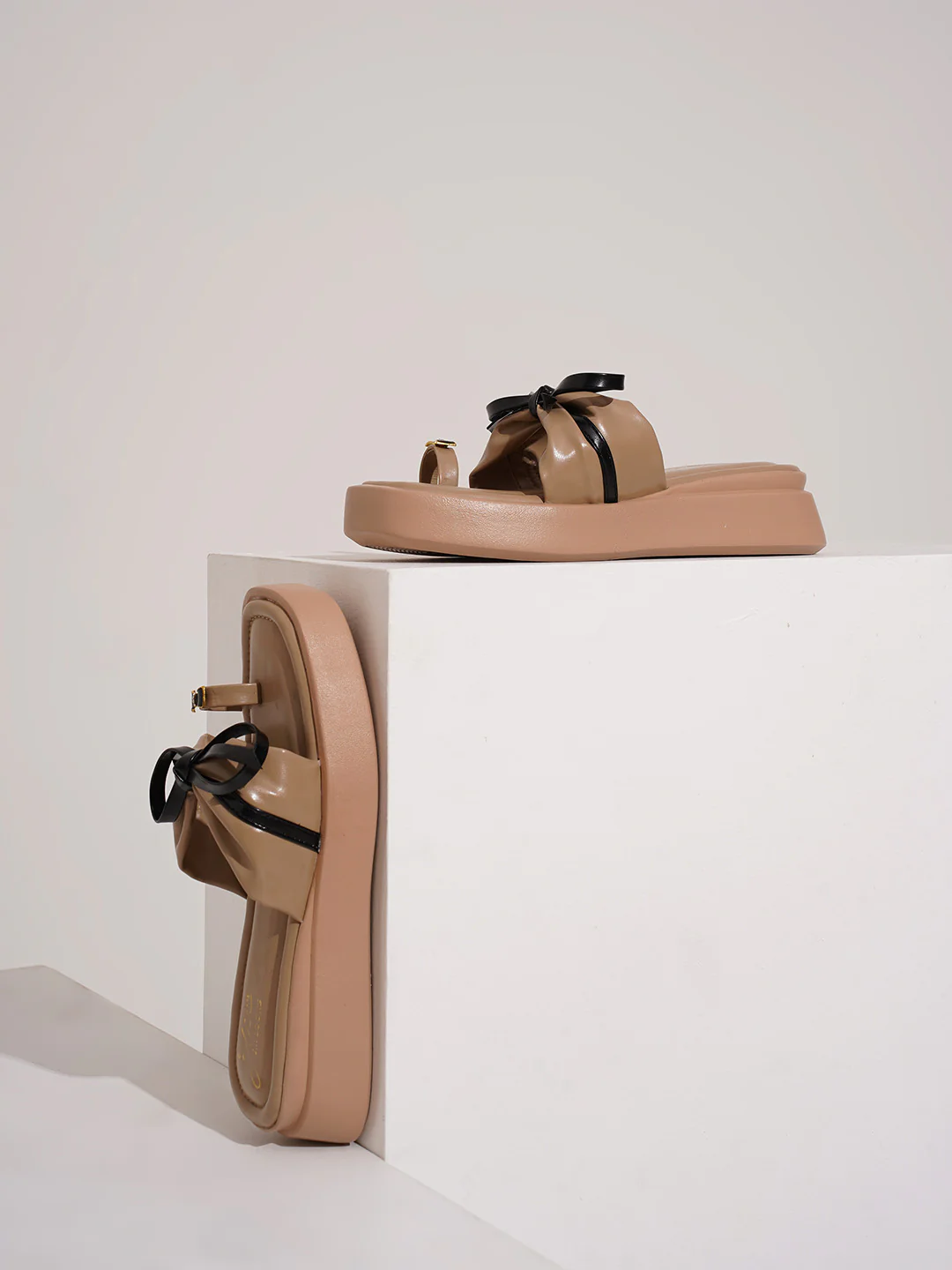 Platform Toe-Ring Slides with Bow Accent - Image 4