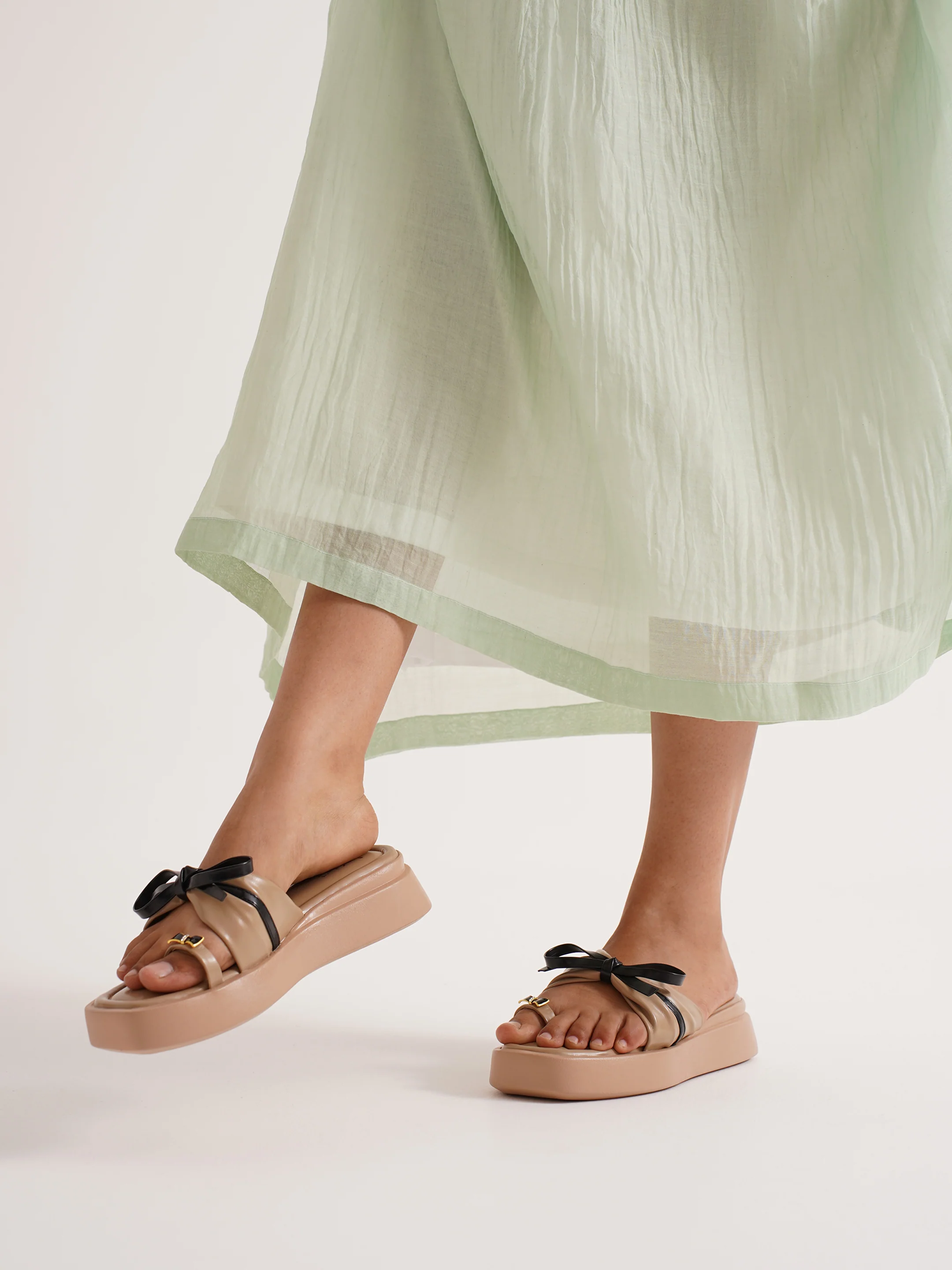 Platform Toe-Ring Slides with Bow Accent - Image 5