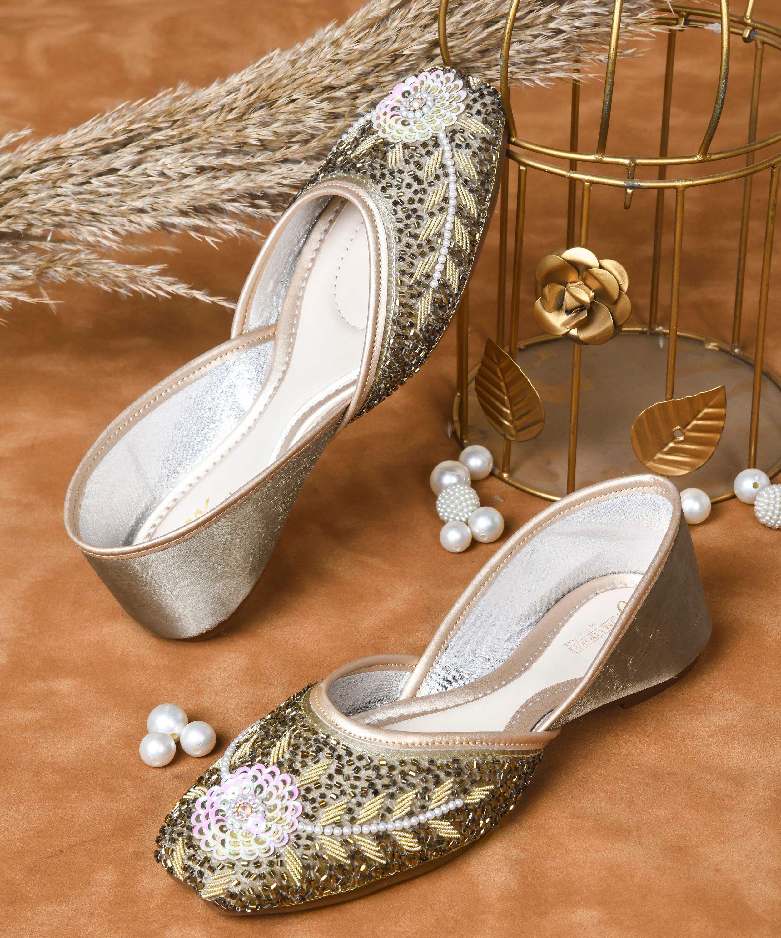 Regal Handcrafted Embroidered Juttis - Image 13