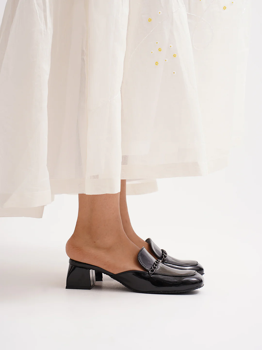 Slip-On Loafers with Chunky Heel and Chain Accent - Image 5