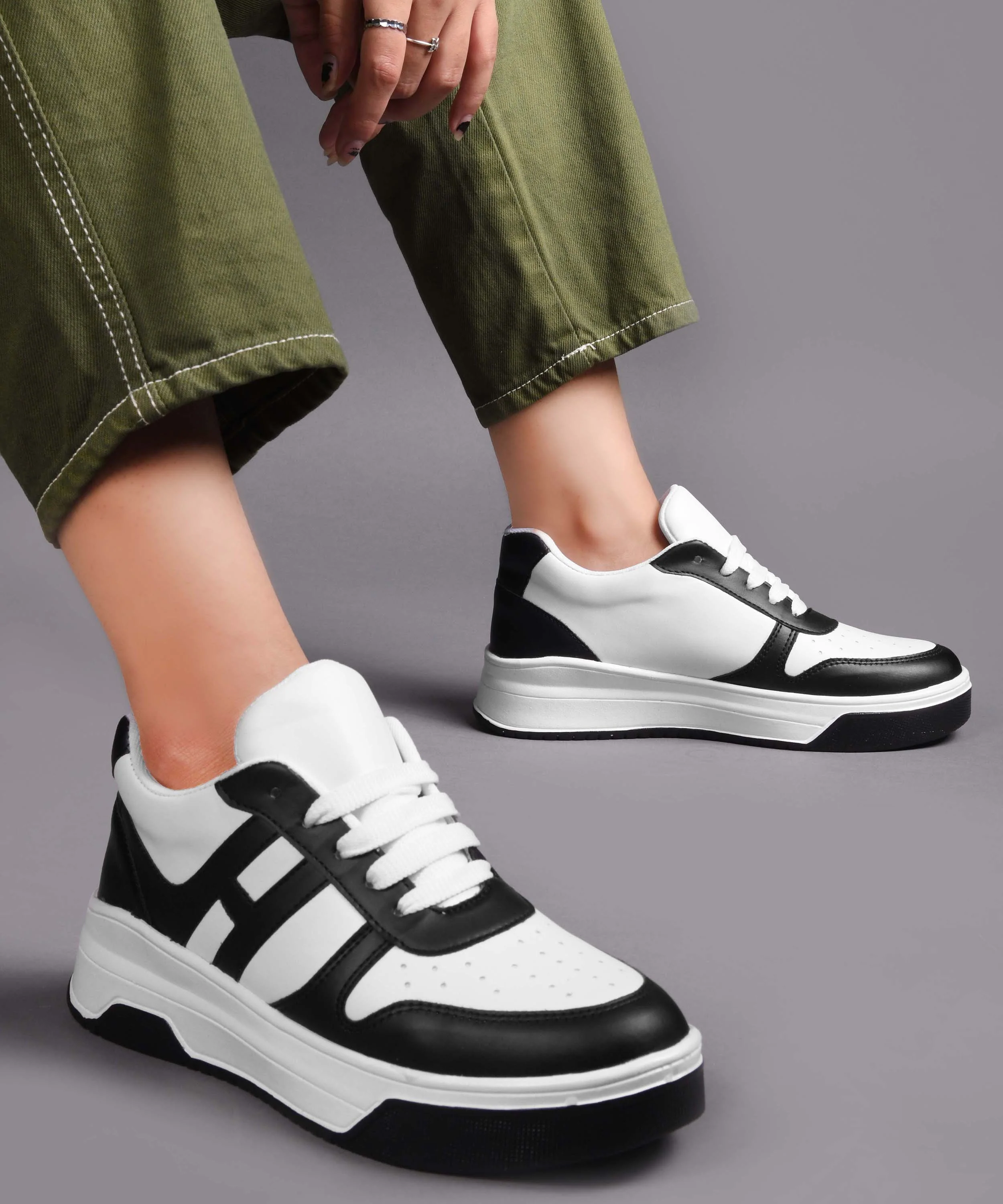 Sneakers with Bold Design & Elevated Sole