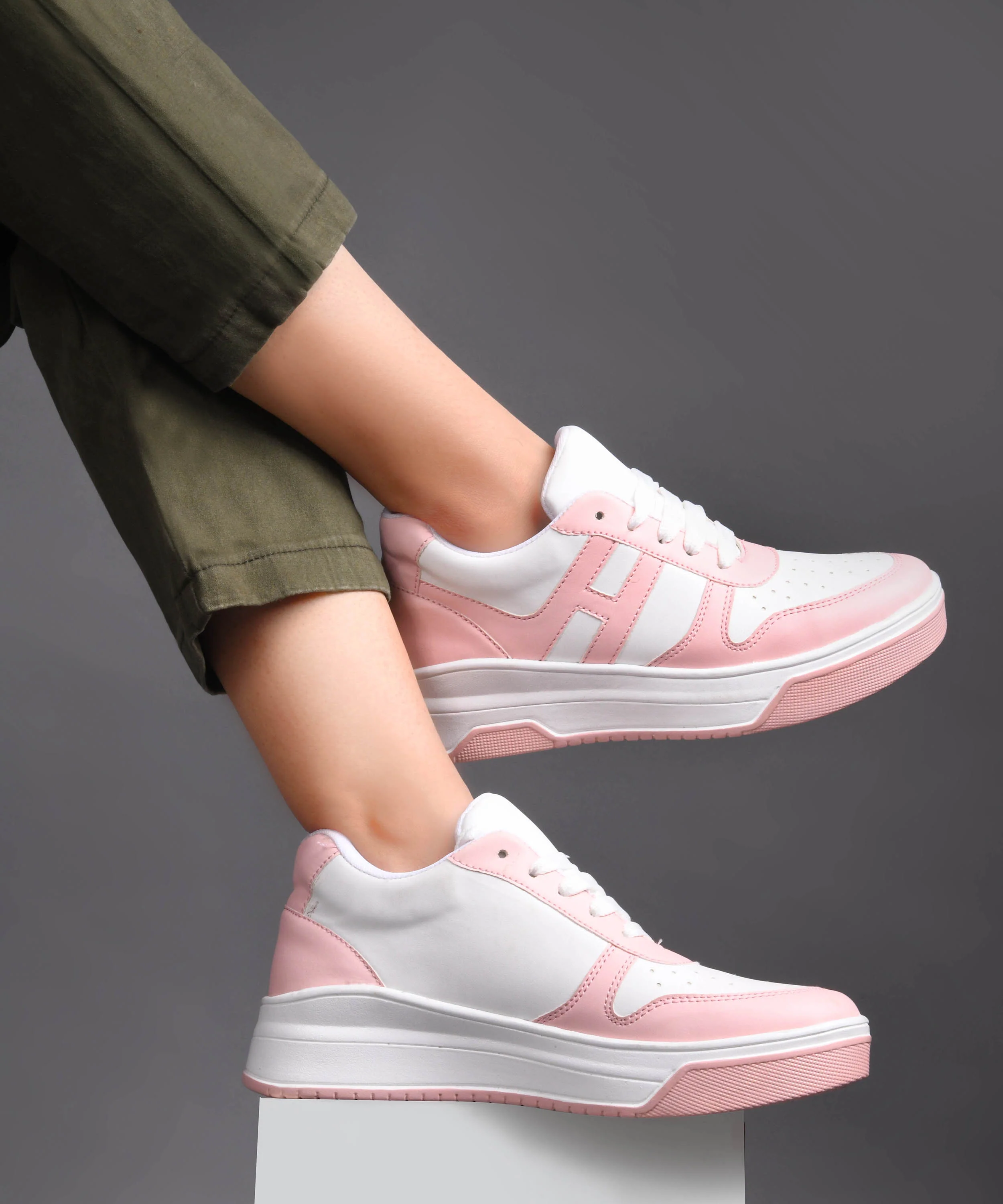 Sneakers with Bold Design & Elevated Sole - Image 10