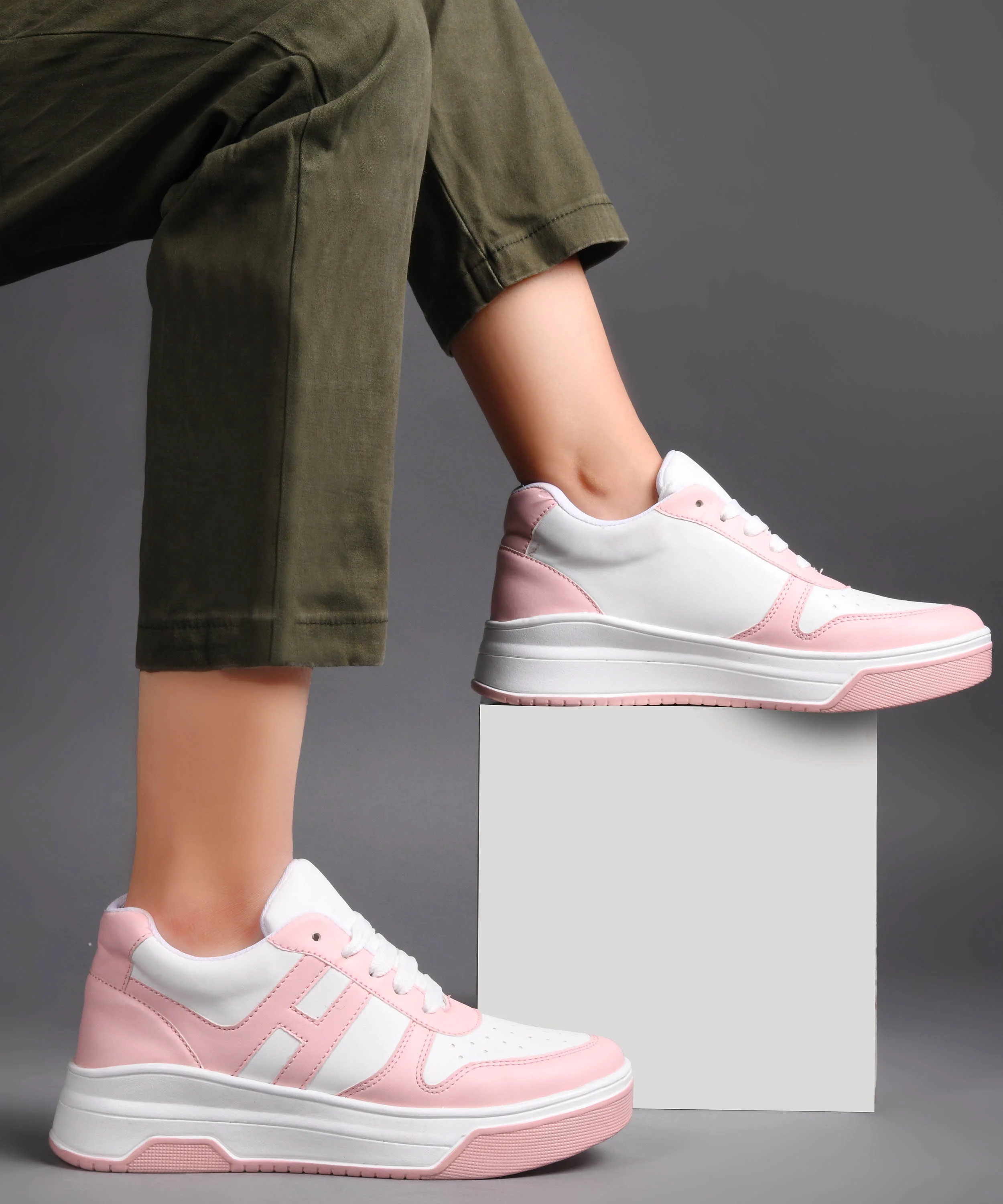 Sneakers with Bold Design & Elevated Sole - Image 9